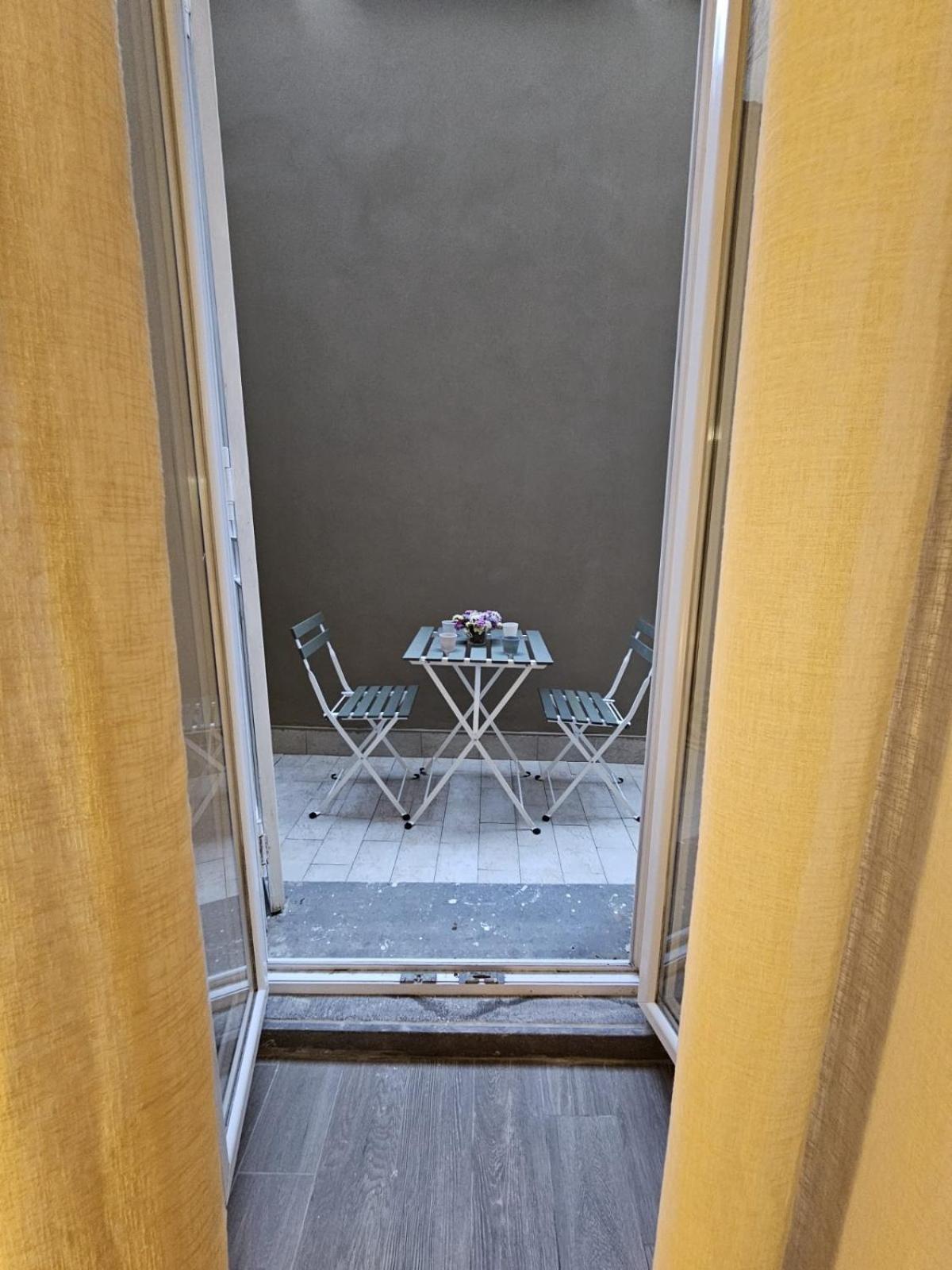 Bed and Breakfast Napoli The Charme Екстер'єр фото