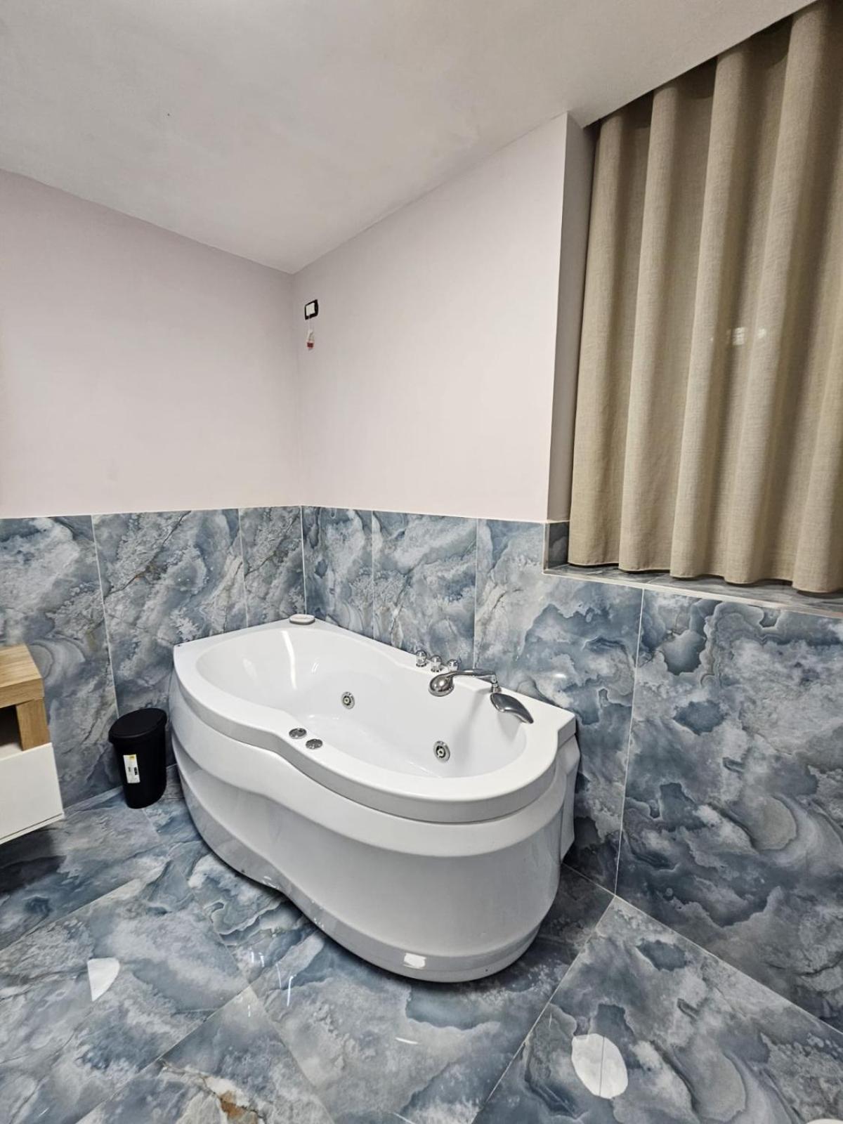 Bed and Breakfast Napoli The Charme Екстер'єр фото