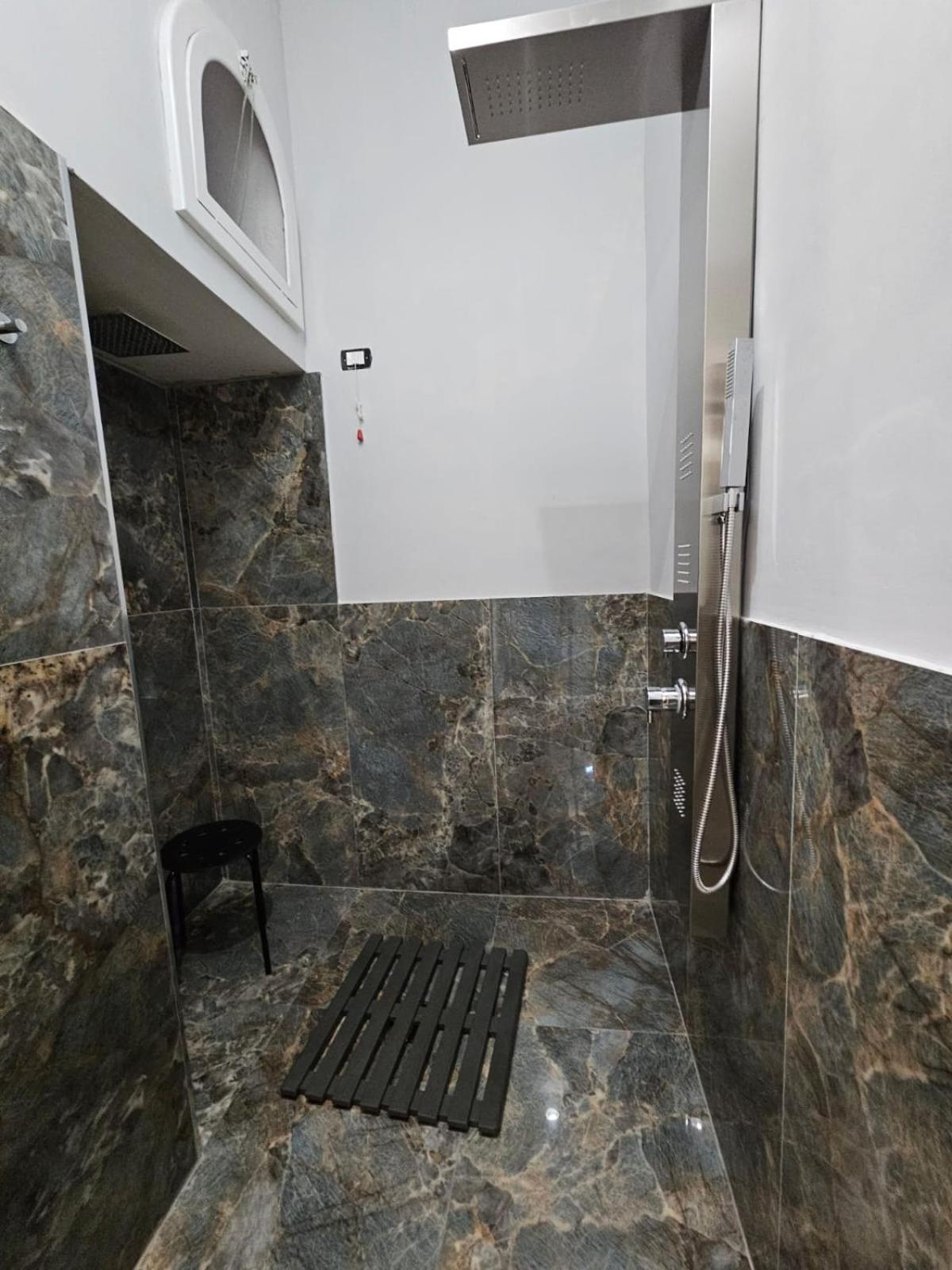 Bed and Breakfast Napoli The Charme Екстер'єр фото