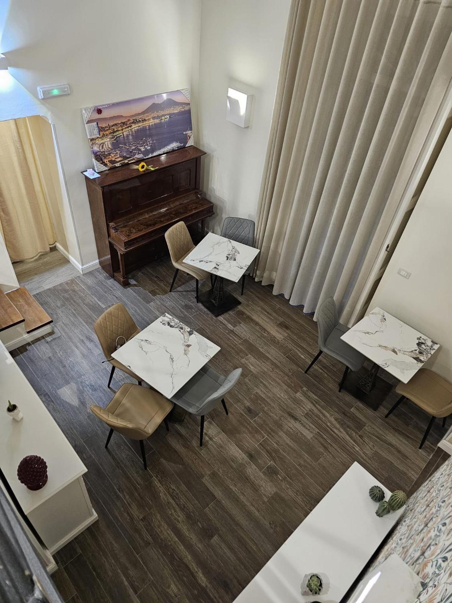 Bed and Breakfast Napoli The Charme Екстер'єр фото